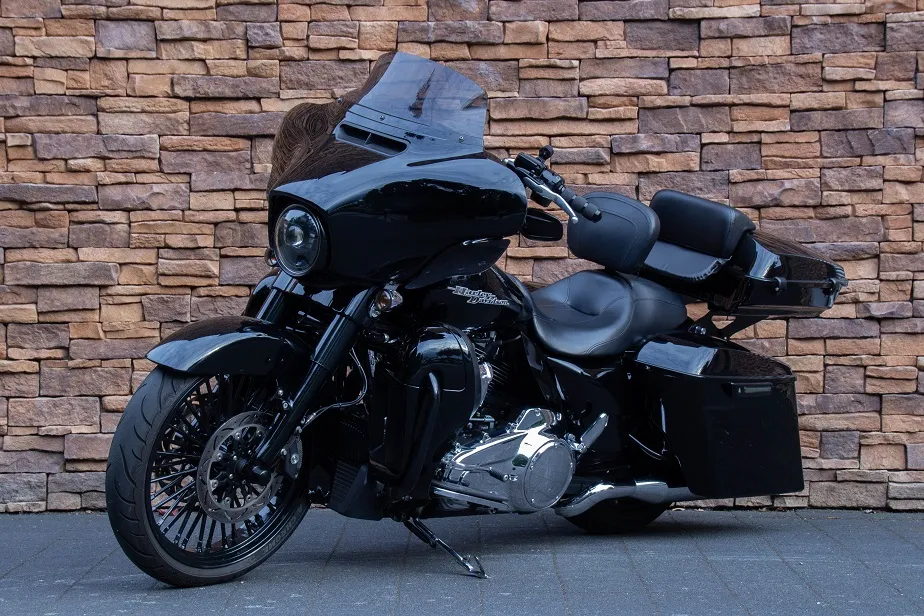 2017 Harley-Davidson FLHXS Street Glide Special 107 M8 Fatspoke