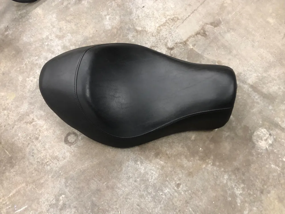 Zadel voor de Harley-Davidson Iron 883 en Nightster 1200 (2009-2013) 51532-07